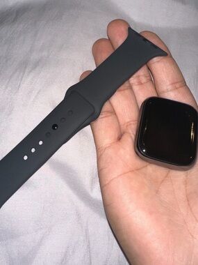 (MNW13LL/A) Midnight Colored Apple Watch Series 8 (GPS + Cellular, 45mm)